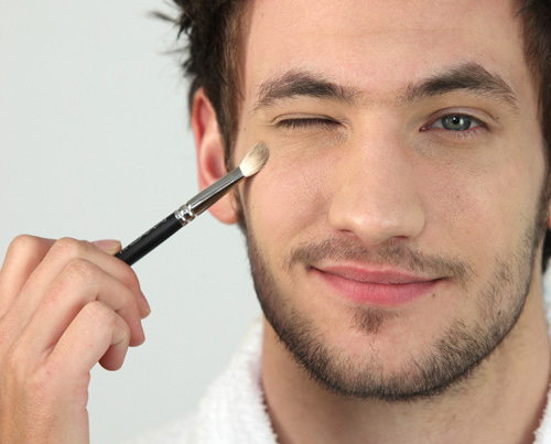 maquillaje-masculino Descárgate nuestra guía gratuita sobre maquillaje y cortes de pelo para hombres