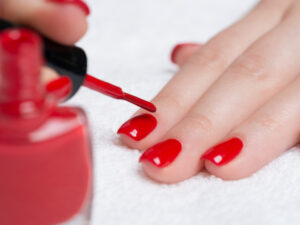 Esmalte-de-unas-300x225 Conoce cuál es el material de estética para profesionales