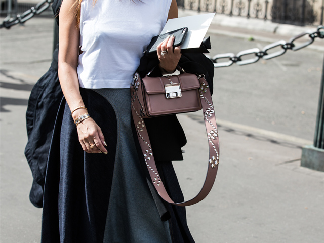 micro-bolso Complementos de moda este verano 2017