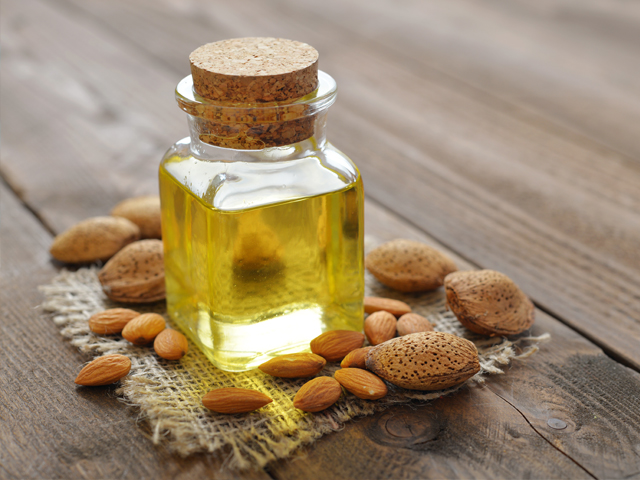 aceite-de-almendras- Consejos para recuperar el cabello después del verano