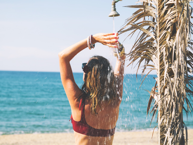 ducha-playa ¿POR QUÉ UTILIZAR PROTECCIÓN SOLAR PARA EL CABELLO?