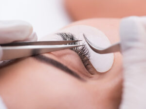 pestanas-300x225 ESPECIALIZARSE EN ESTÉTICA, ¿CÓMO Y POR QUÉ?