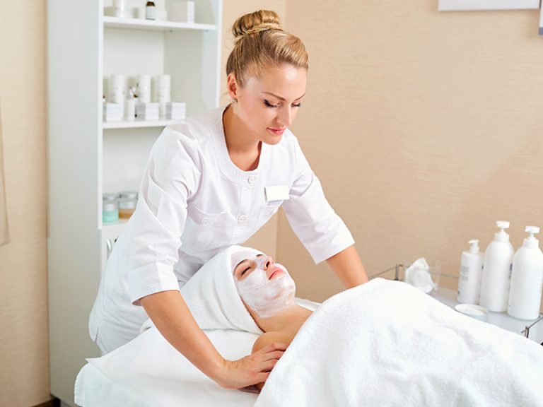 ¿QUÉ HACE UNA ESTETICISTA PROFESIONAL?