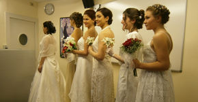 LOS ALUMNOS DE LA ESCUELA DE PELUQUERÍA CAZCARRA PRACTICAN RECOGIDOS DE NOVIA