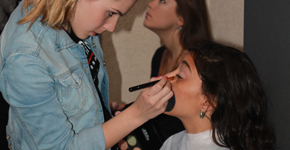 LA ESCUELA DE MAQUILLAJE Y PELUQUERÍA COLABORA EN EL DESFILE DE OTMAN CHENTOUF