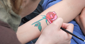 CAZCARRA SE TIÑE DE ROJO PARA CELEBRAR LA DIADA DE SANT JORDI